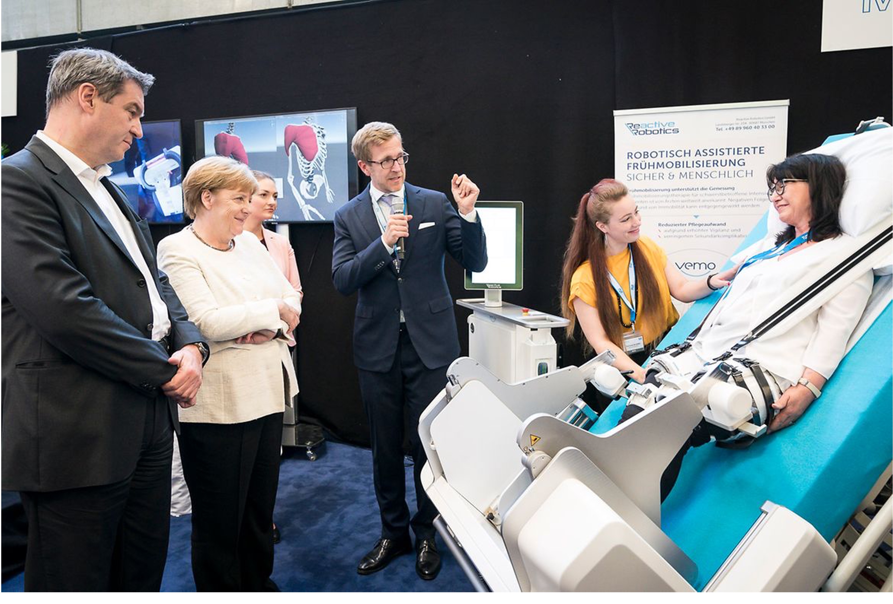 Alexander König präsentiert den Rehabilitationsroboter von Reactive Robotics